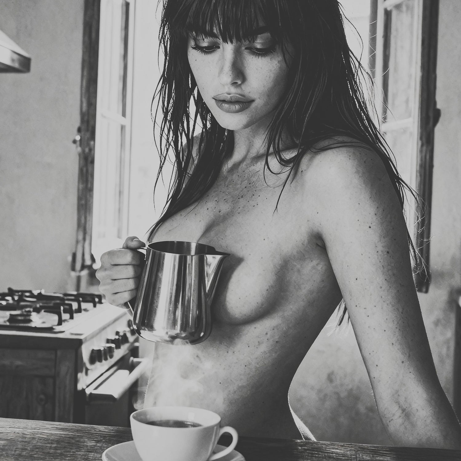 Schwarz-weiße Editorial Fine Art Fotografie einer Frau in einer italienischen Küche mit Espresso und cineastischer Vogue-Ästhetik im Stil moderner Fine Art Nude Photography.